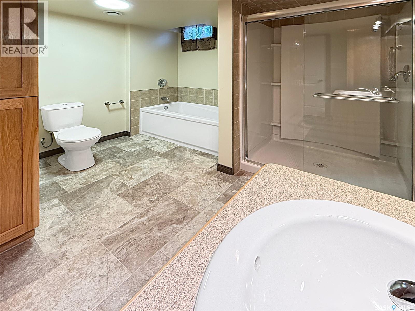 152 4Th Avenue Se, Swift Current, SK - Indoor Photo Showing Bathroom