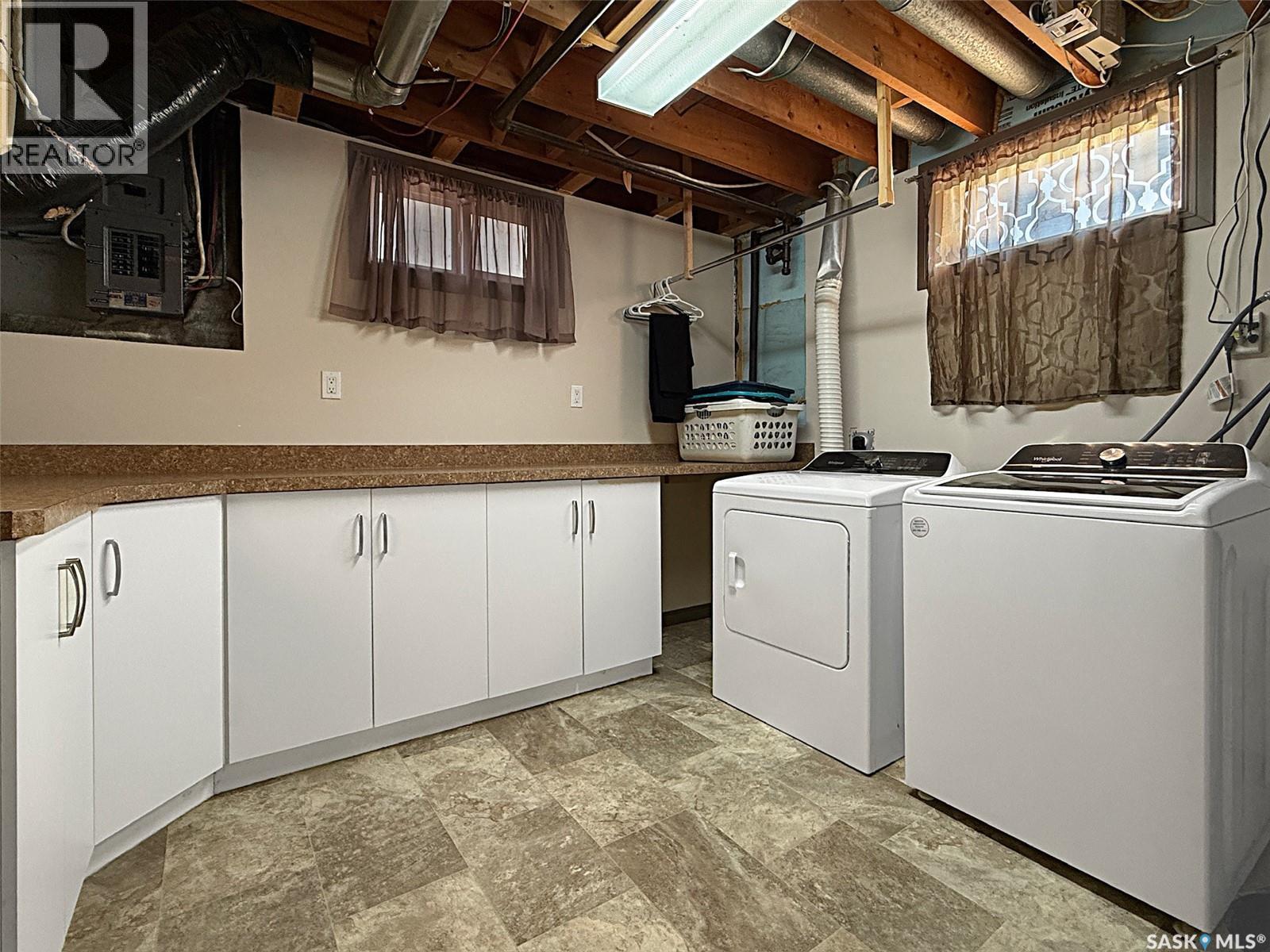 152 4Th Avenue Se, Swift Current, SK - Indoor Photo Showing Laundry Room