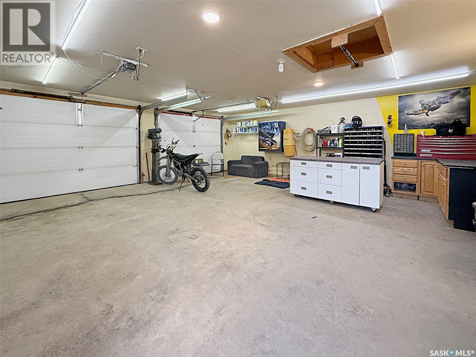 152 4Th Avenue Se, Swift Current, SK - Indoor Photo Showing Garage