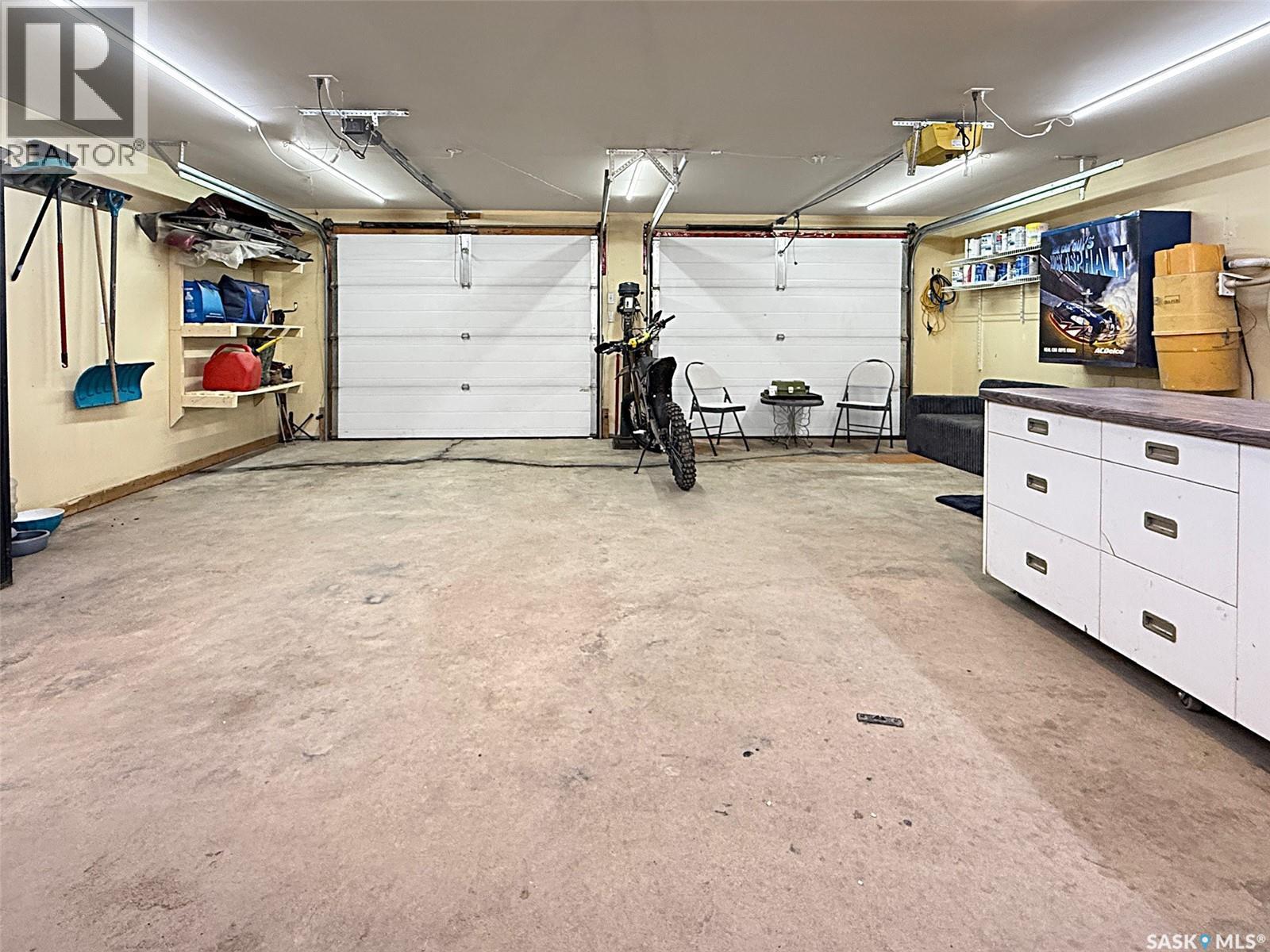 152 4Th Avenue Se, Swift Current, SK - Indoor Photo Showing Garage