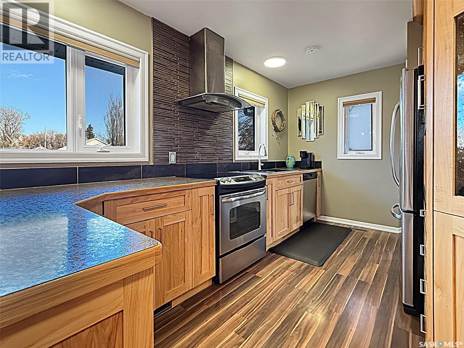 152 4Th Avenue Se, Swift Current, SK - Indoor Photo Showing Kitchen