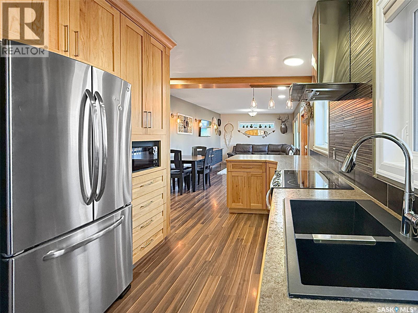 152 4Th Avenue Se, Swift Current, SK - Indoor Photo Showing Kitchen