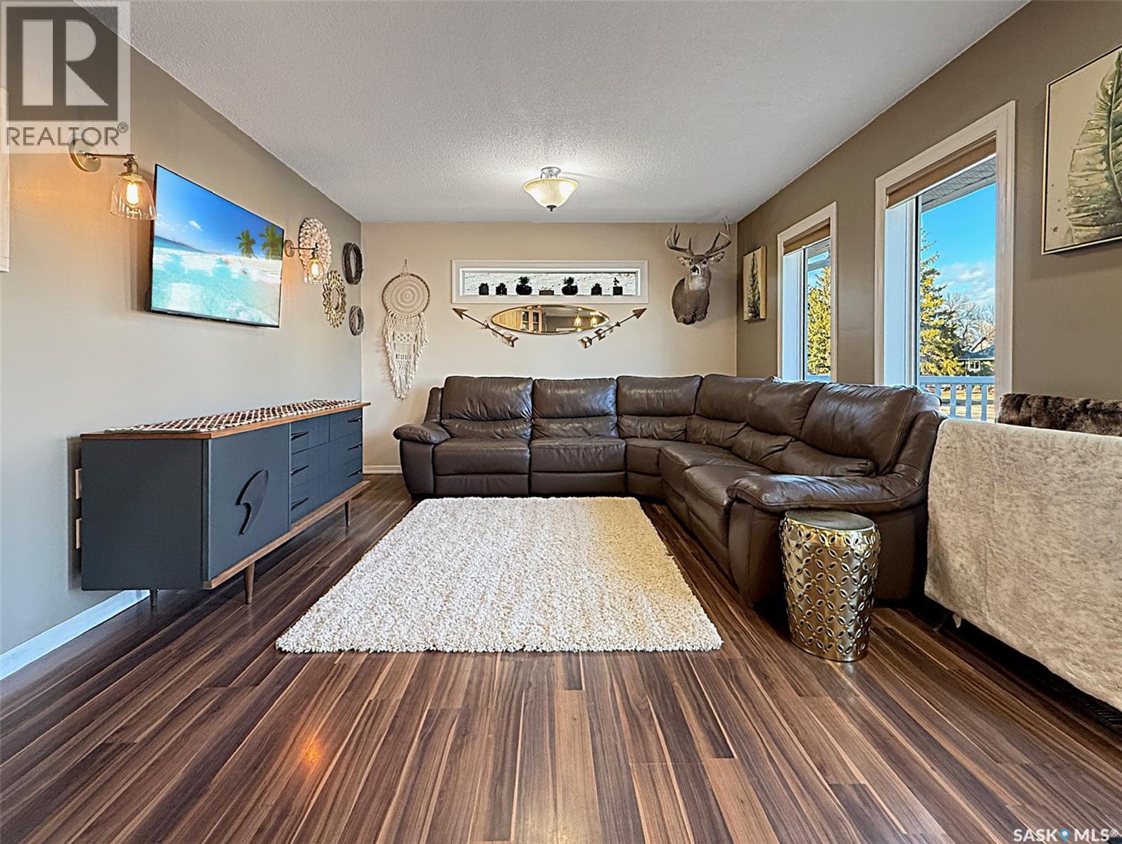 152 4Th Avenue Se, Swift Current, SK - Indoor Photo Showing Living Room