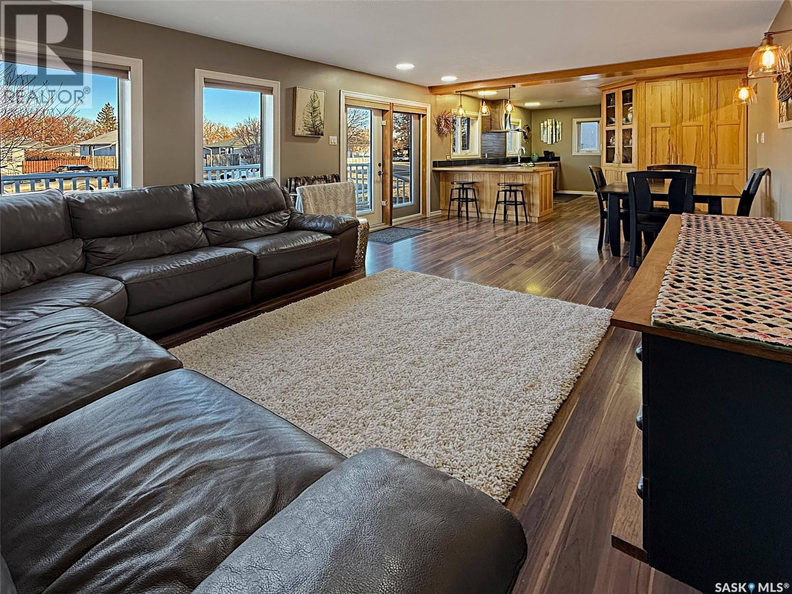 152 4Th Avenue Se, Swift Current, SK - Indoor Photo Showing Living Room