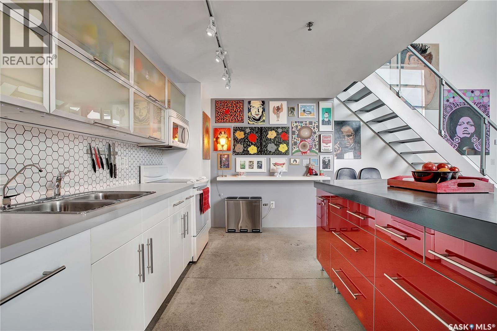 528 120 23Rd Street E, Saskatoon, SK - Indoor Photo Showing Kitchen With Double Sink
