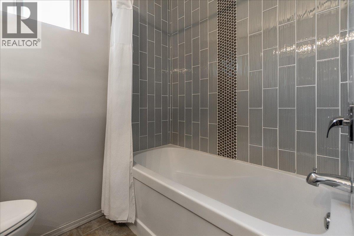 633 Jorgensen Road, Nelson, BC - Indoor Photo Showing Bathroom