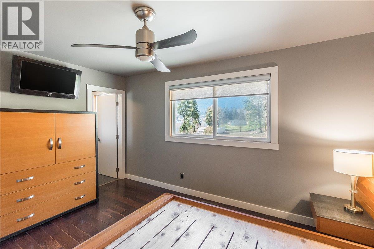 633 Jorgensen Road, Nelson, BC - Indoor
