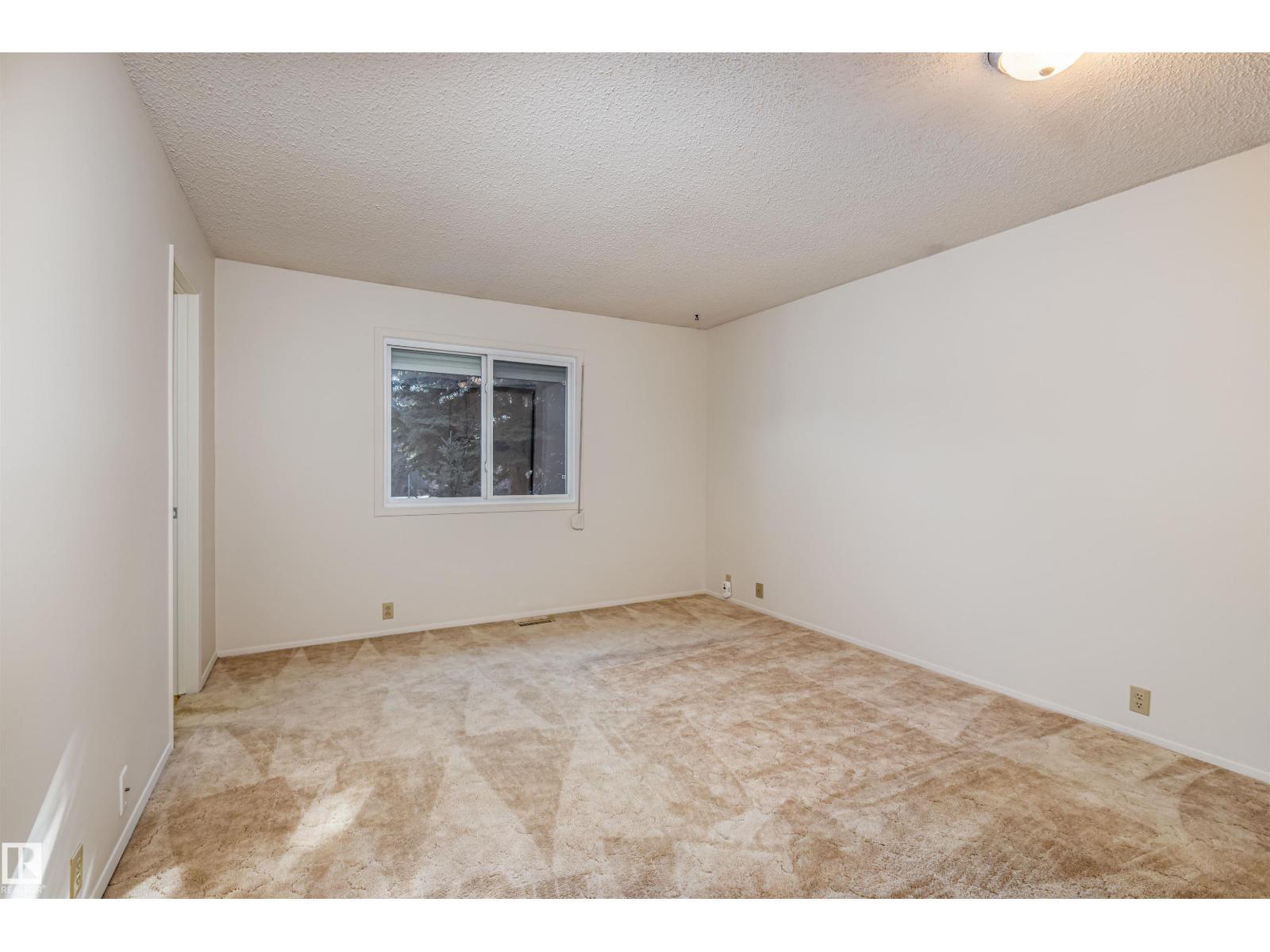 108 Forest Gv, St. Albert, AB - Indoor Photo Showing Other Room