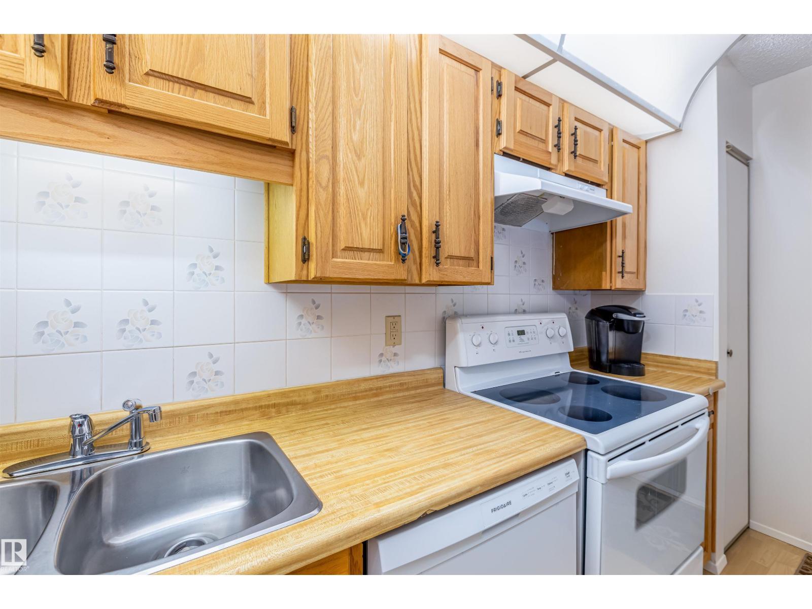 108 Forest Gv, St. Albert, AB - Indoor Photo Showing Kitchen With Double Sink