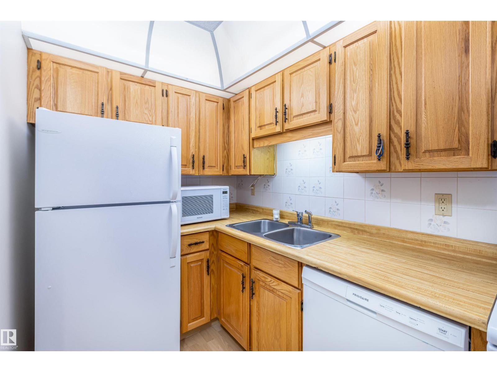 108 Forest Gv, St. Albert, AB - Indoor Photo Showing Kitchen With Double Sink