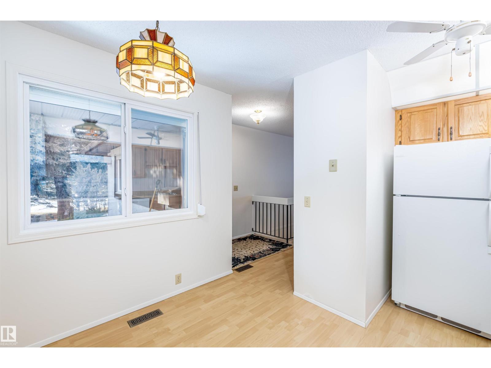 108 Forest Gv, St. Albert, AB - Indoor Photo Showing Kitchen