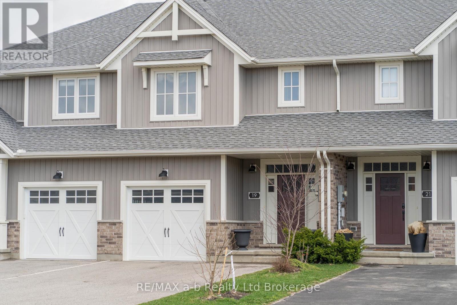 19 Huntley Ave, Tillsonburg - 19 Huntley Avenue, Tillsonburg, ON - Outdoor With Facade