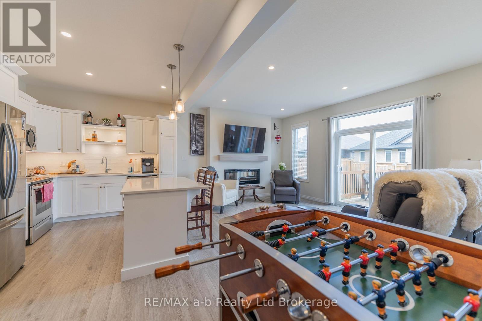 19 Huntley Avenue, Tillsonburg, ON - Indoor Photo Showing Kitchen With Upgraded Kitchen