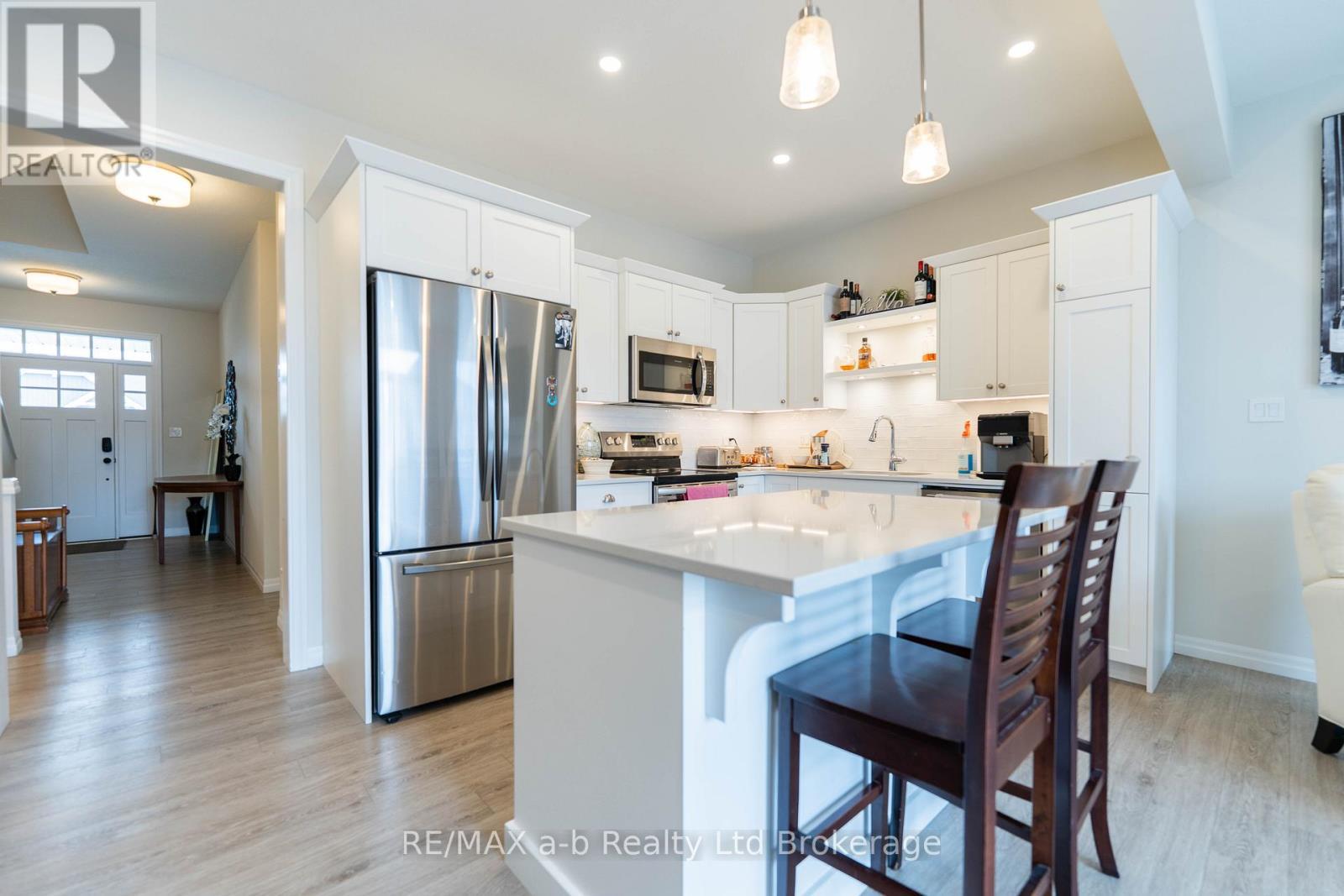 With Quartz Counters! - 19 Huntley Avenue, Tillsonburg, ON - Indoor Photo Showing Kitchen With Upgraded Kitchen