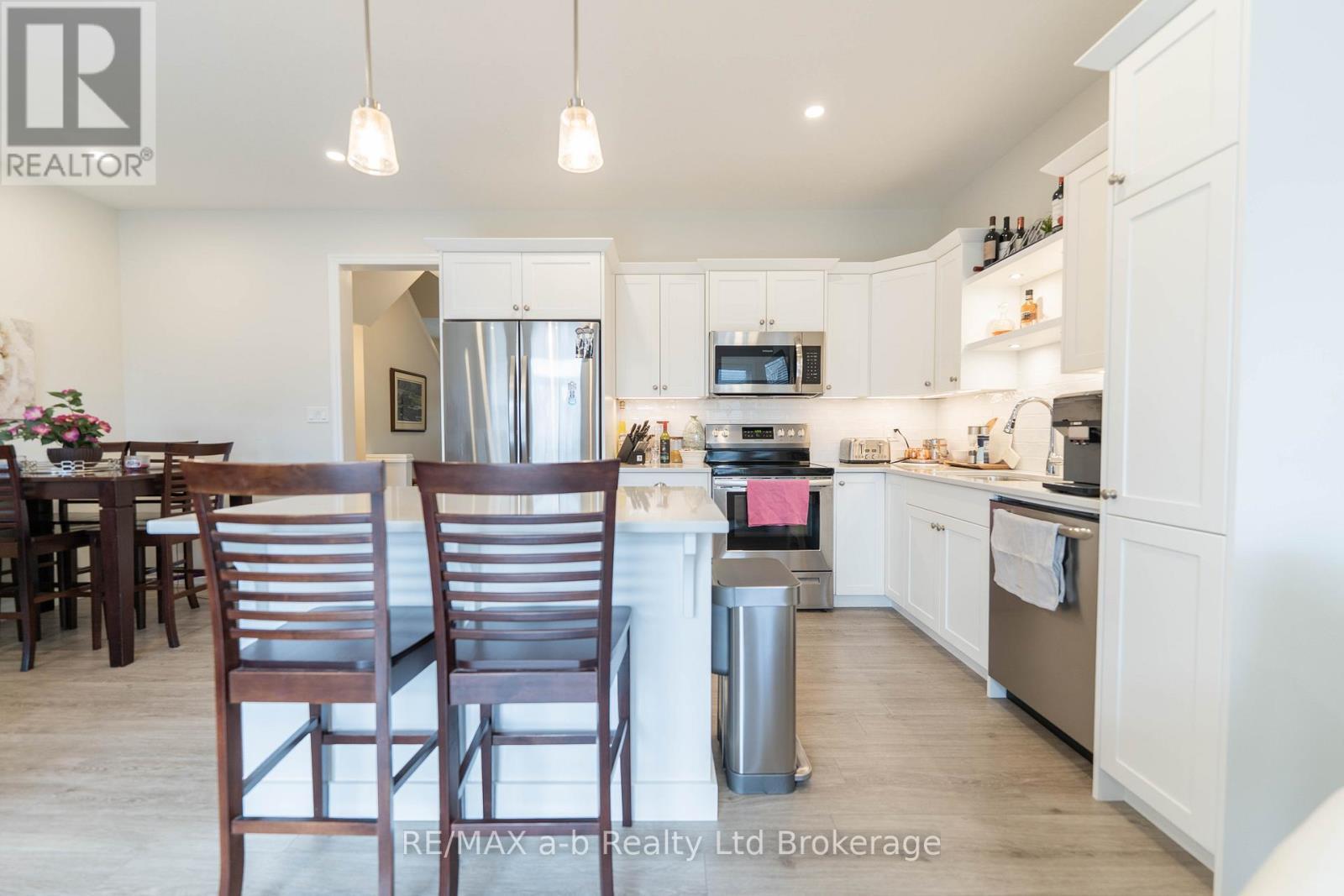 19 Huntley Avenue, Tillsonburg, ON - Indoor Photo Showing Kitchen With Upgraded Kitchen