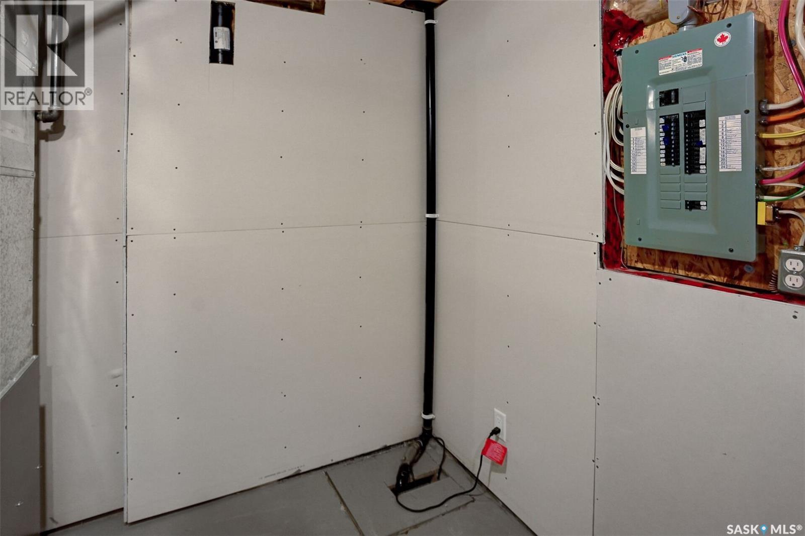 124 3229 Elgaard Drive, Regina, SK - Indoor Photo Showing Garage