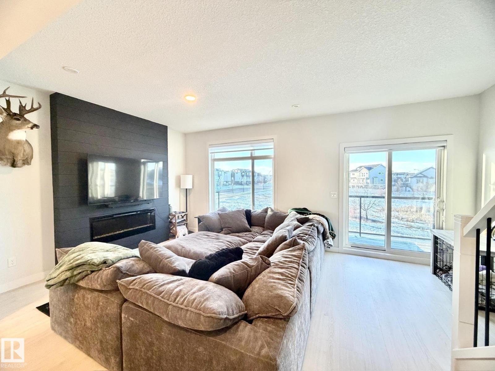 #2 1010 Rabbit Hill Rd Sw, Edmonton, AB - Indoor Photo Showing Living Room