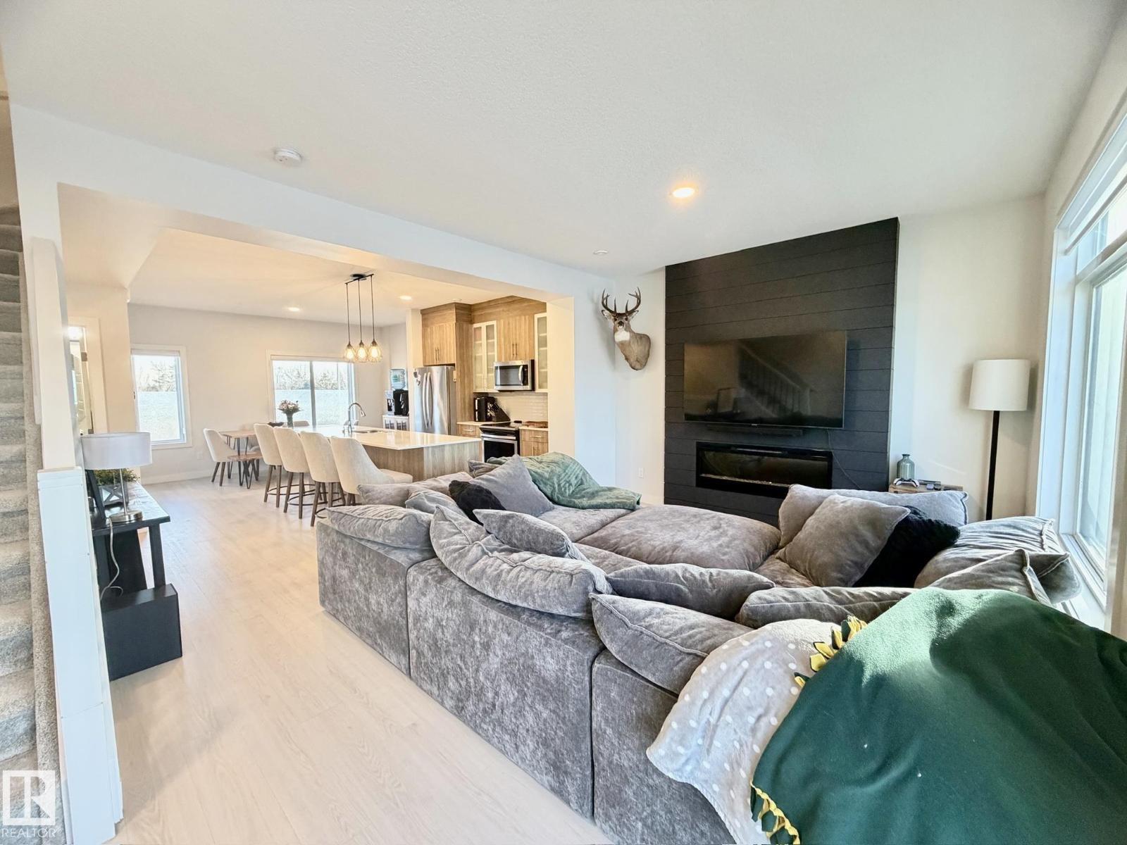 #2 1010 Rabbit Hill Rd Sw, Edmonton, AB - Indoor Photo Showing Living Room