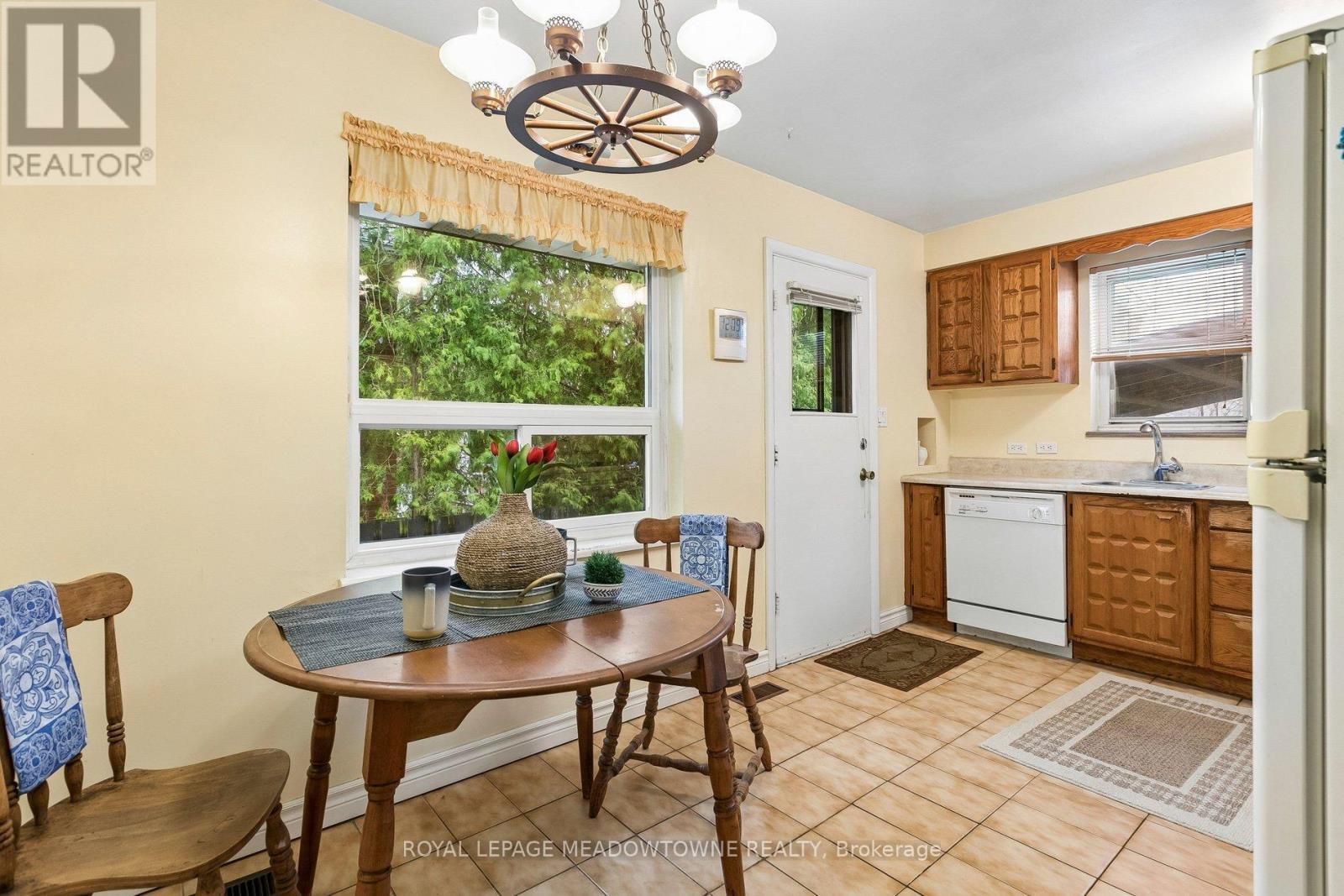 20 Plainsman Road, Mississauga, ON - Indoor Photo Showing Dining Room