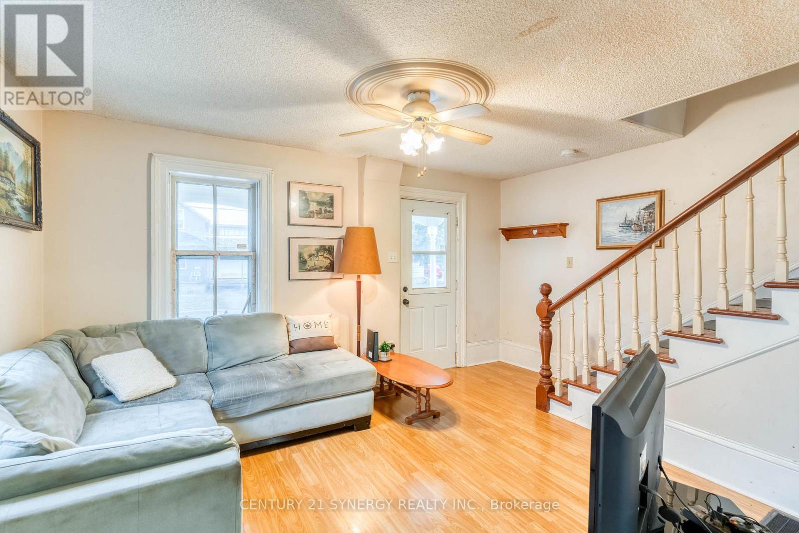 108 Beckwith Street E, Perth, ON - Indoor Photo Showing Living Room