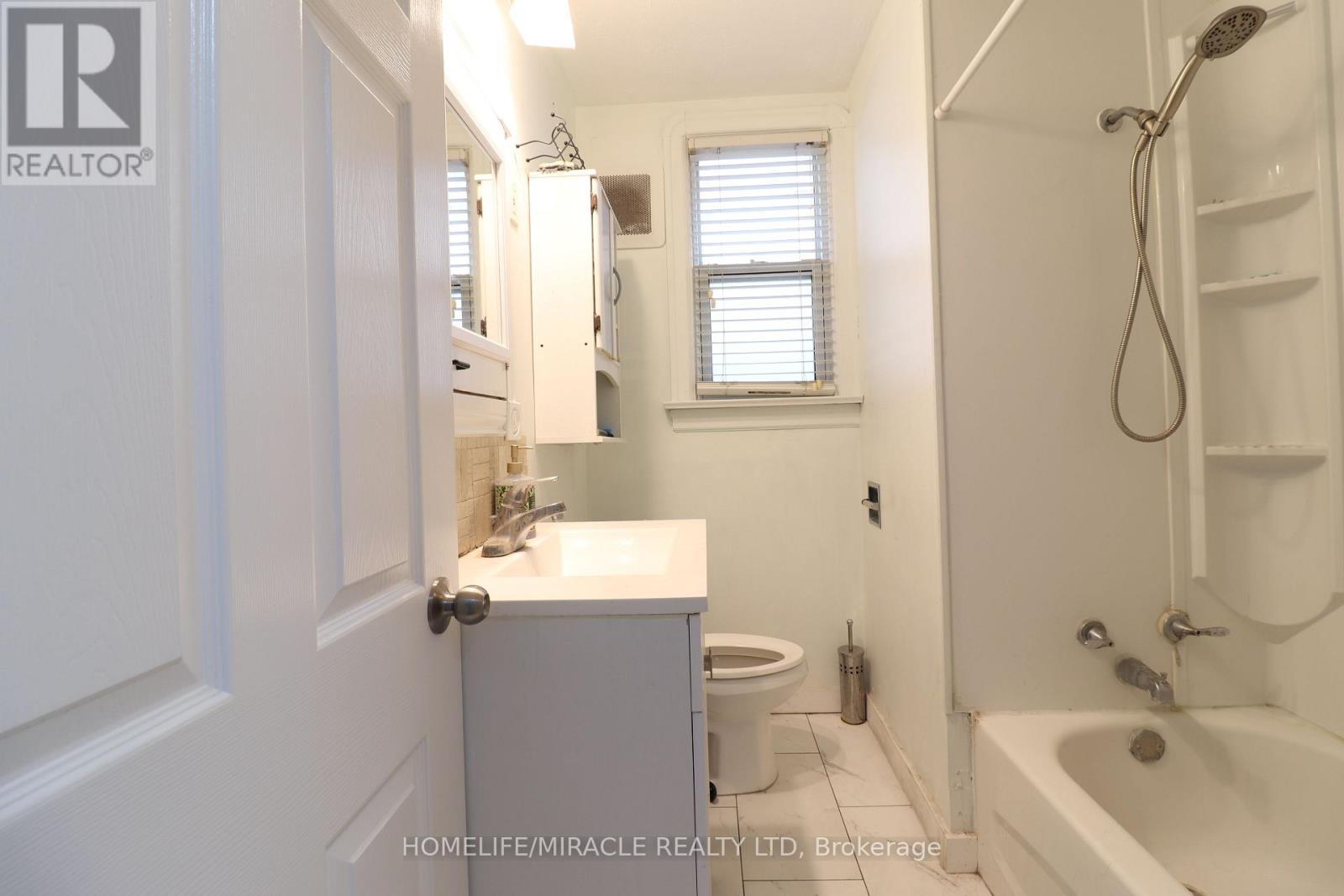 80 Roseview Avenue, Cambridge, ON - Indoor Photo Showing Bathroom