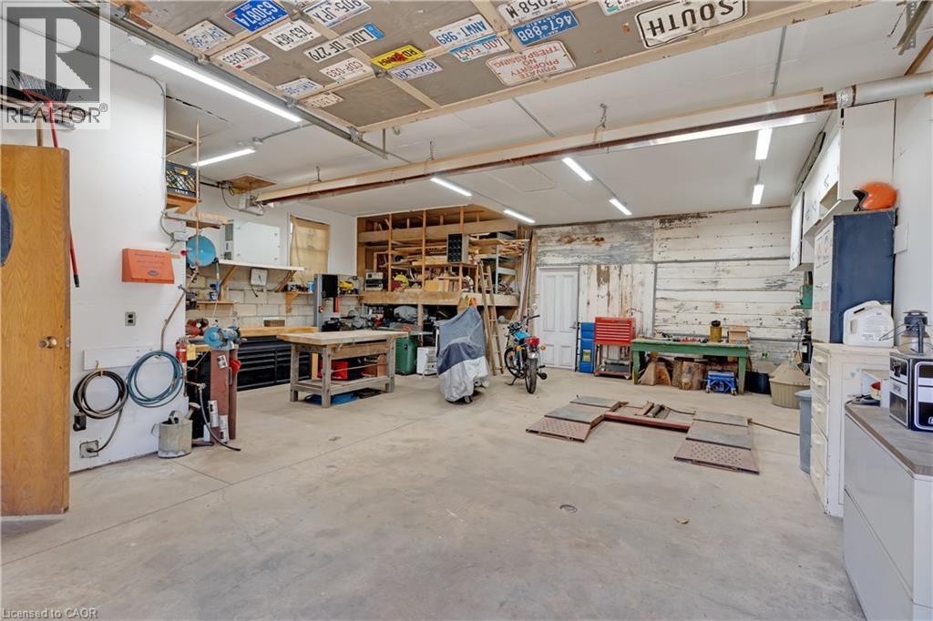 179 Royal Oak Road, Cambridge, ON - Indoor Photo Showing Garage