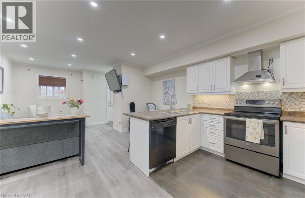 50 Howe Drive W Unit# 4D, Kitchener, ON - Indoor Photo Showing Kitchen