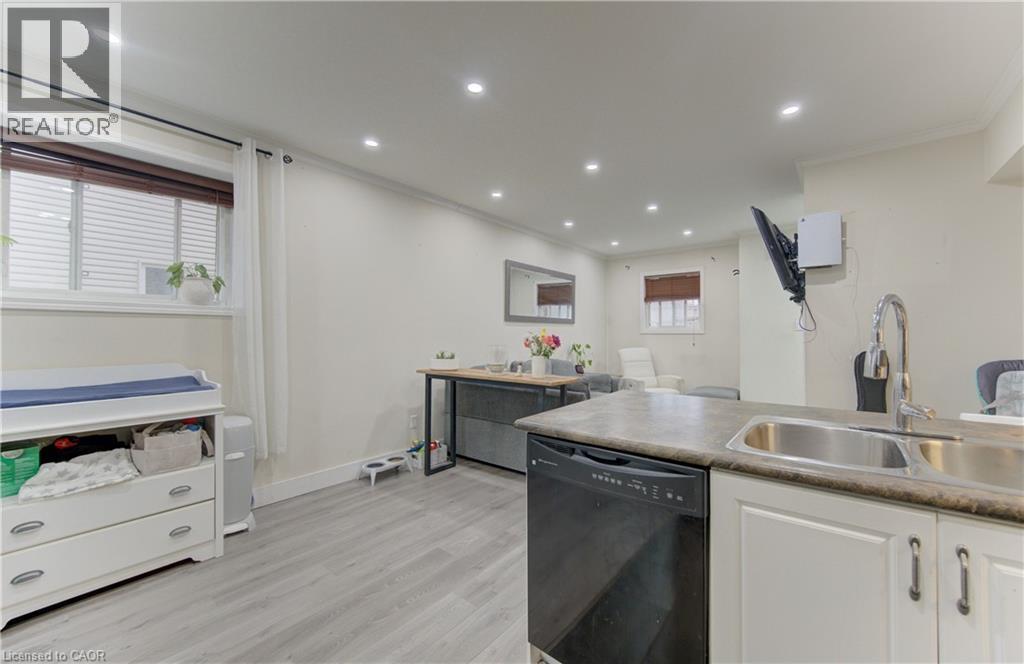 50 Howe Drive W Unit# 4D, Kitchener, ON - Indoor Photo Showing Kitchen With Double Sink