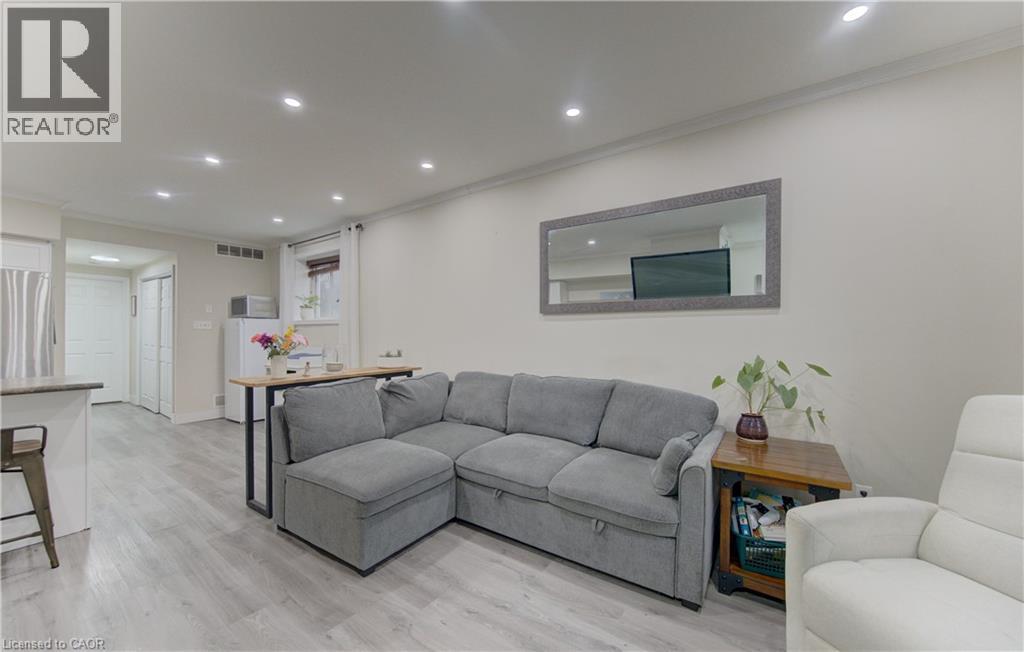 50 Howe Drive W Unit# 4D, Kitchener, ON - Indoor Photo Showing Living Room