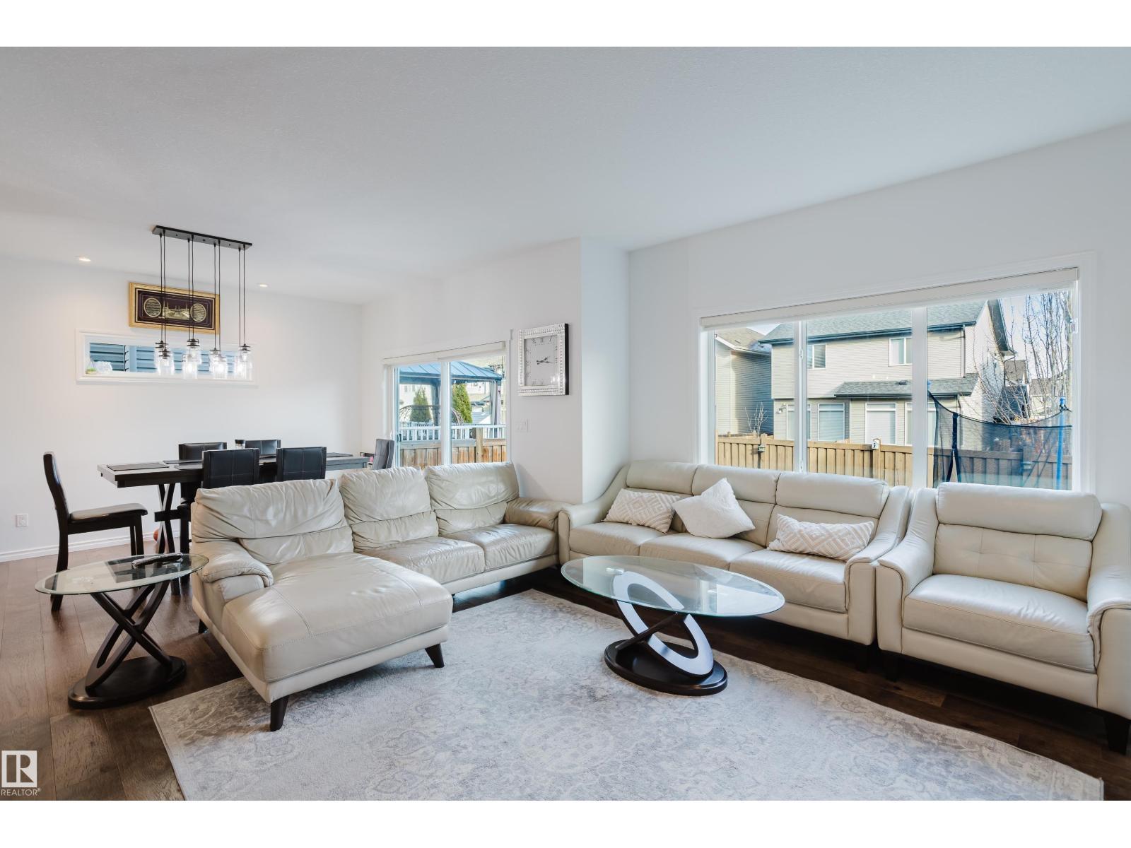 17539 61 St Nw, Edmonton, AB - Indoor Photo Showing Living Room