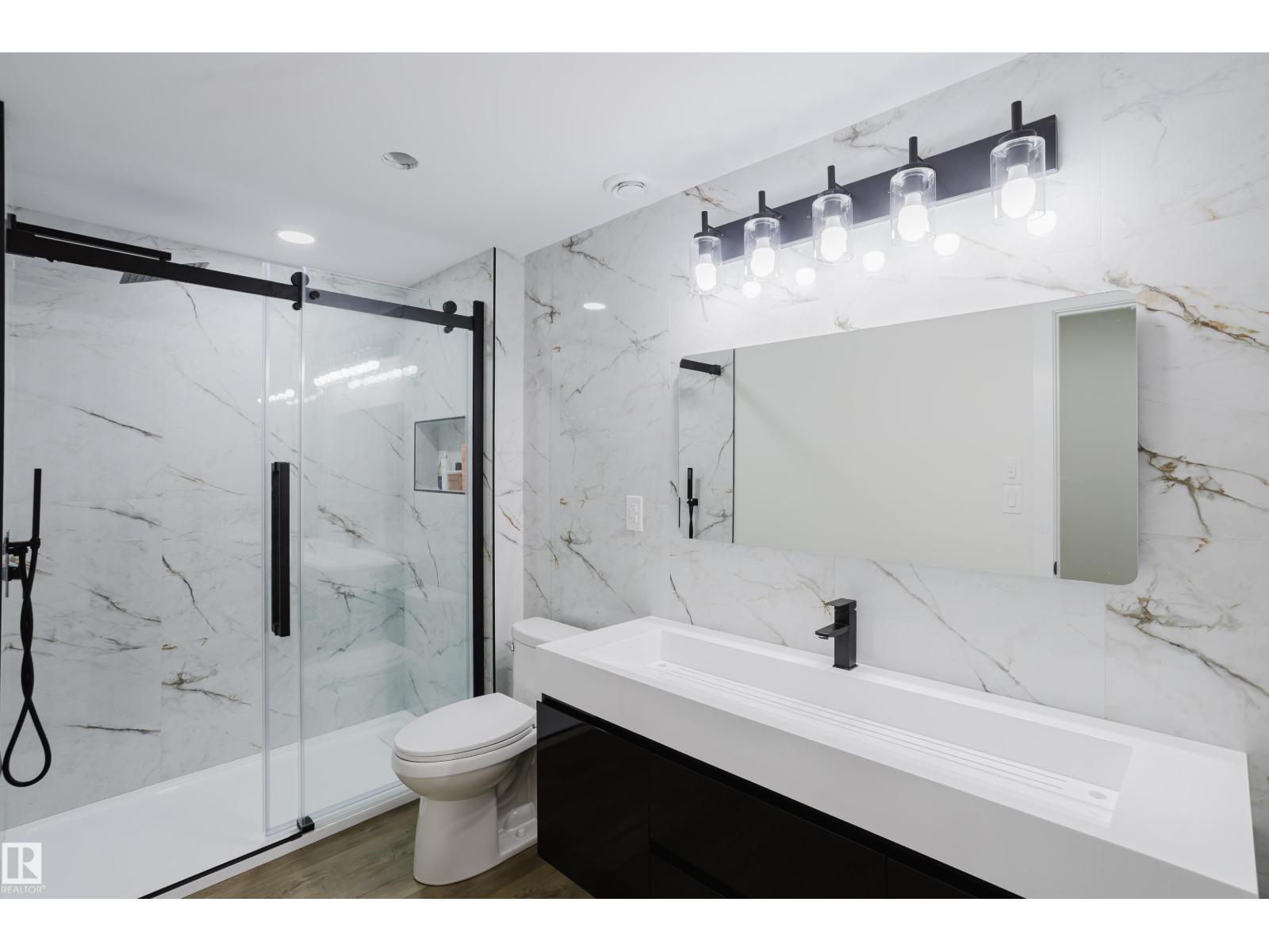 17539 61 St Nw, Edmonton, AB - Indoor Photo Showing Bathroom