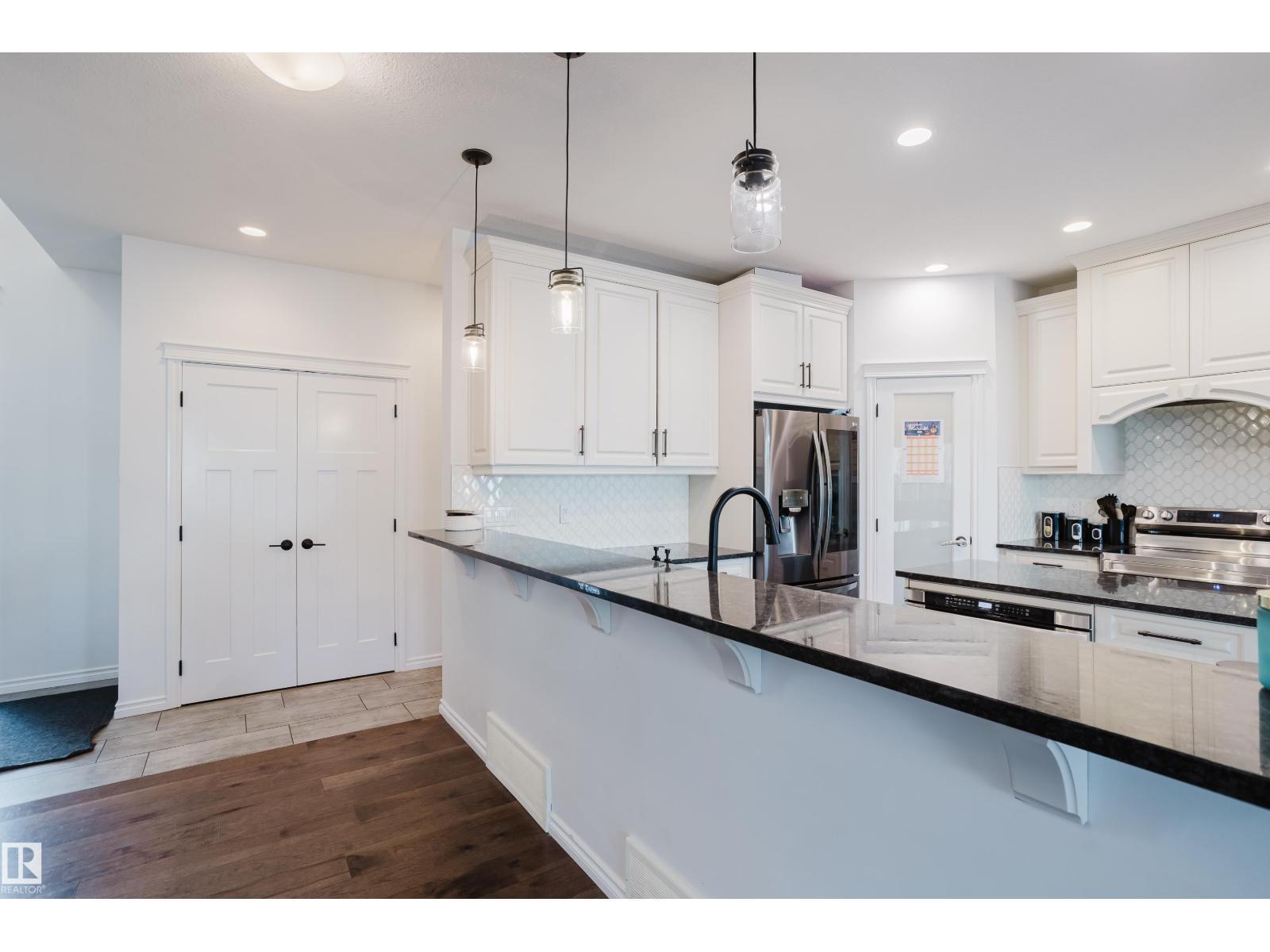 17539 61 St Nw, Edmonton, AB - Indoor Photo Showing Kitchen With Upgraded Kitchen