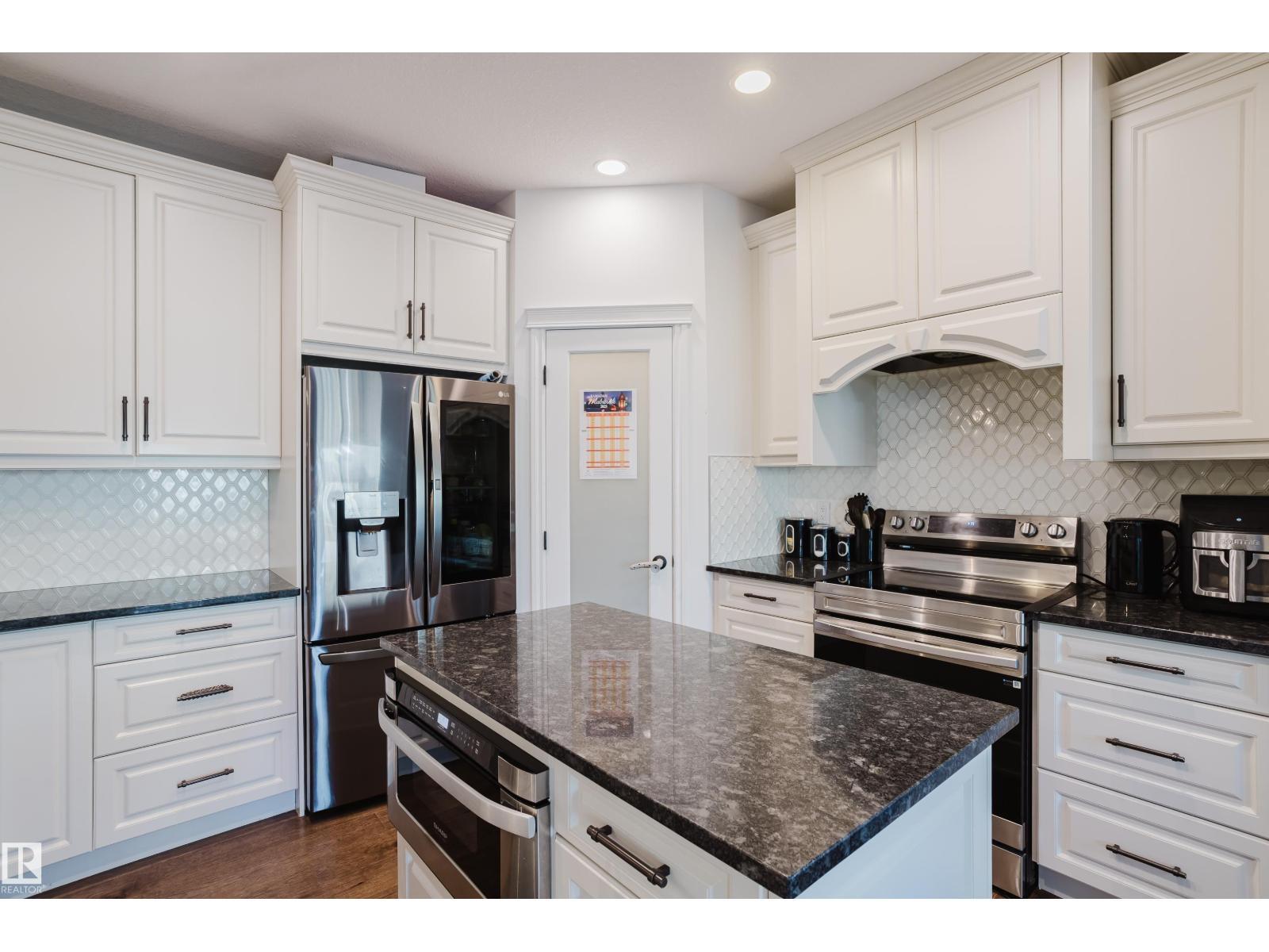 17539 61 St Nw, Edmonton, AB - Indoor Photo Showing Kitchen With Upgraded Kitchen