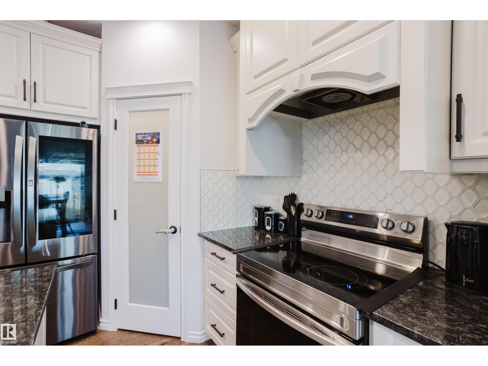 17539 61 St Nw, Edmonton, AB - Indoor Photo Showing Kitchen With Upgraded Kitchen