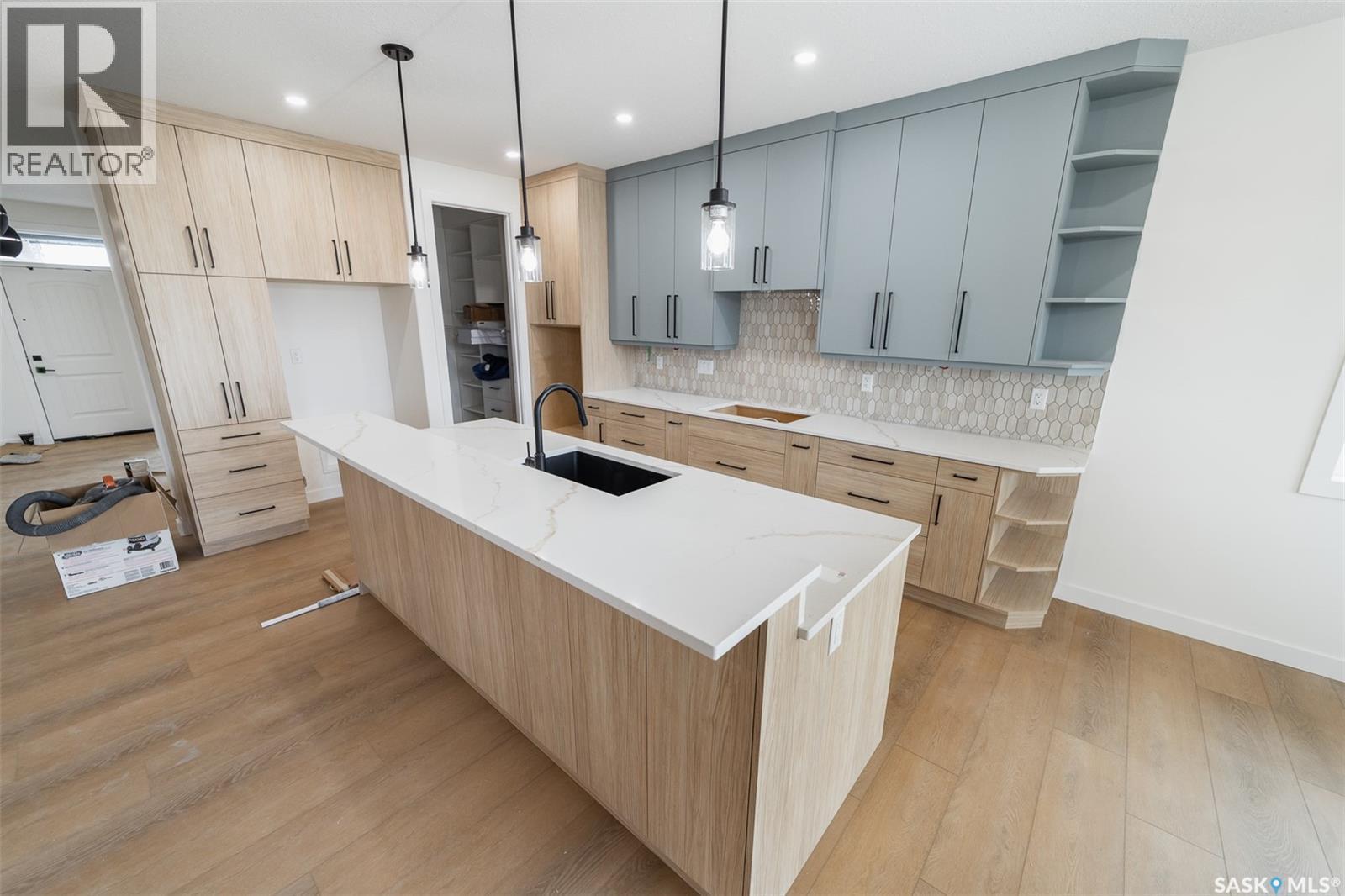 74 Emerald Ridge E, White City, SK - Indoor Photo Showing Kitchen With Upgraded Kitchen