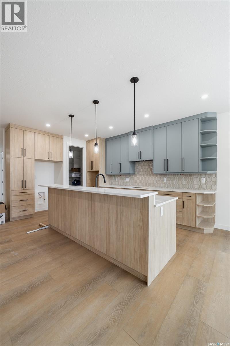 74 Emerald Ridge E, White City, SK - Indoor Photo Showing Kitchen With Upgraded Kitchen