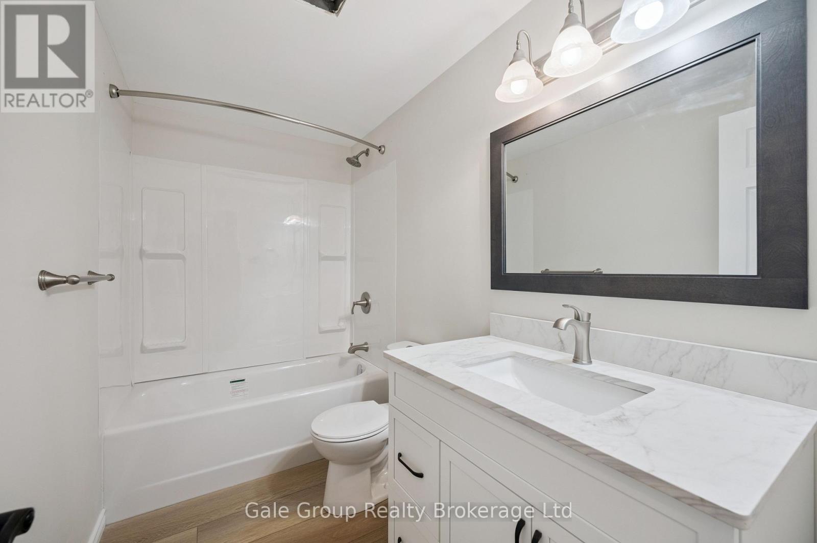 main 4 PC bathroom - 165 Brookside Crescent, Kitchener, ON - Indoor Photo Showing Bathroom