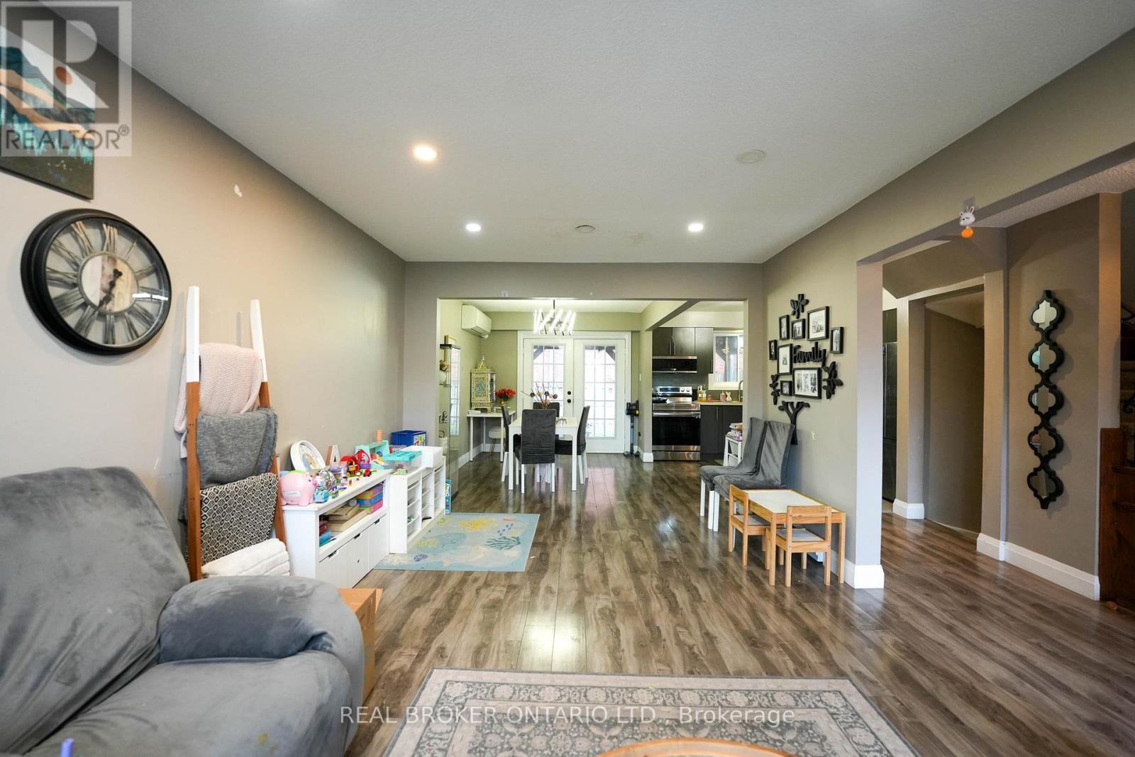 8 Ralgreen Crescent, Kitchener, ON - Indoor Photo Showing Bedroom