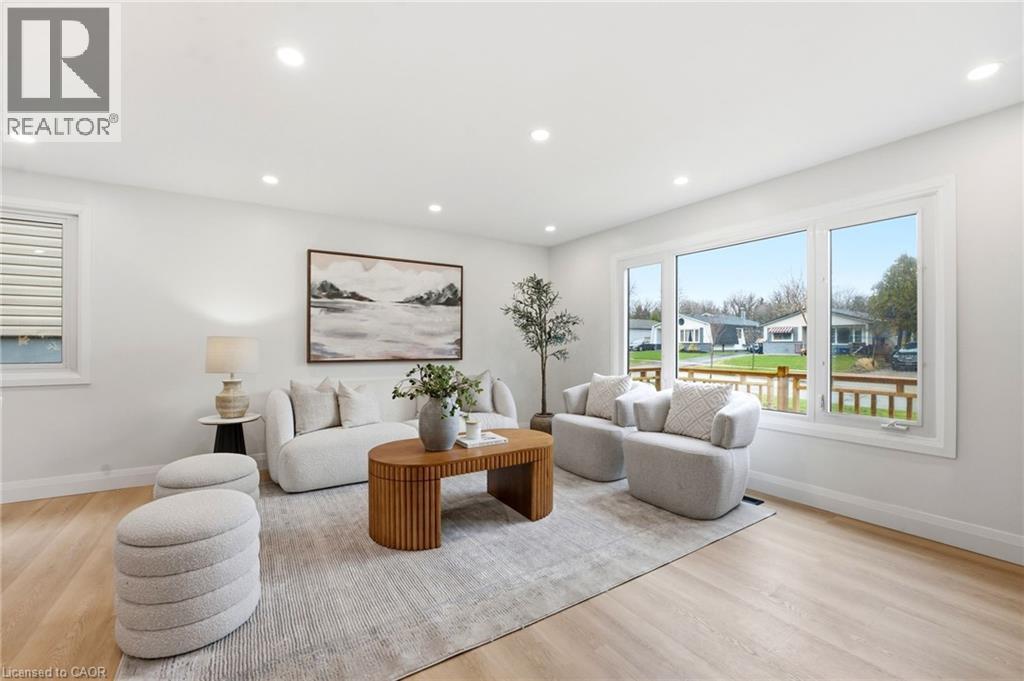 114 Christopher Drive, Waterloo, ON - Indoor Photo Showing Living Room