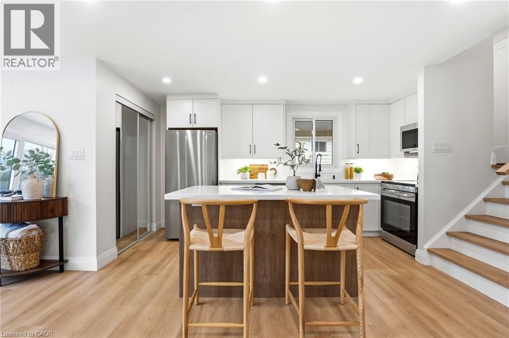 114 Christopher Drive, Waterloo, ON - Indoor Photo Showing Kitchen With Upgraded Kitchen