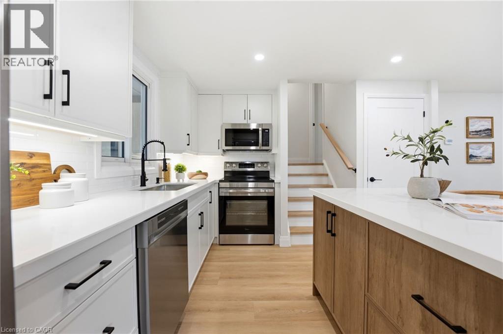 114 Christopher Drive, Waterloo, ON - Indoor Photo Showing Kitchen With Upgraded Kitchen