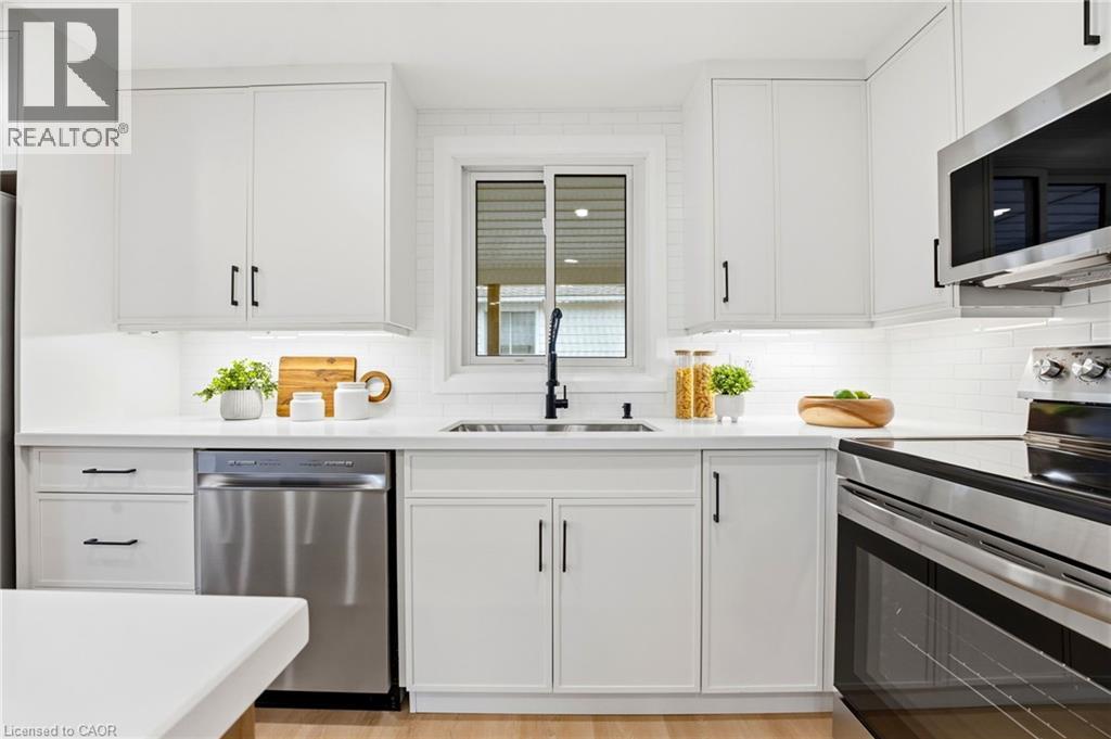 114 Christopher Drive, Waterloo, ON - Indoor Photo Showing Kitchen With Double Sink With Upgraded Kitchen