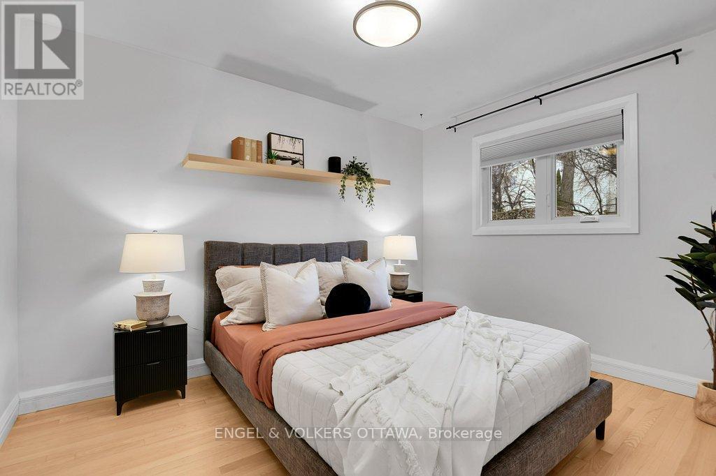 863 Duberry Street, Ottawa, ON - Indoor Photo Showing Bedroom