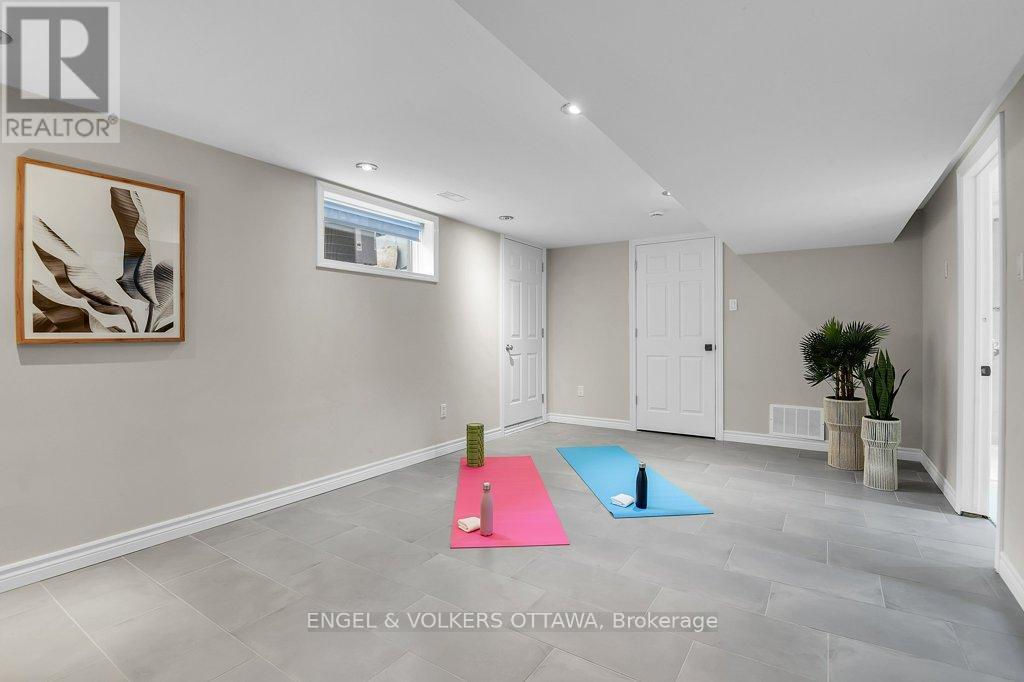 863 Duberry Street, Ottawa, ON - Indoor Photo Showing Other Room