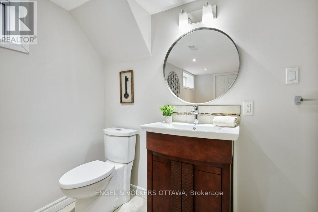 863 Duberry Street, Ottawa, ON - Indoor Photo Showing Bathroom