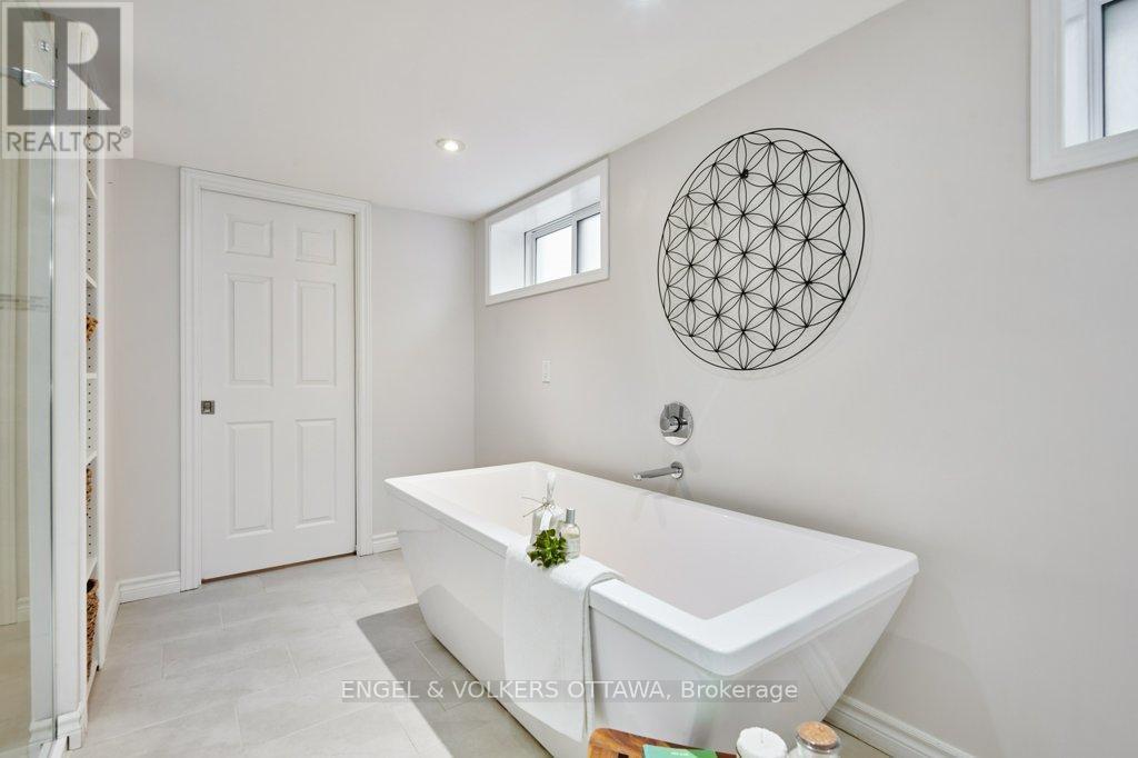 863 Duberry Street, Ottawa, ON - Indoor Photo Showing Other Room