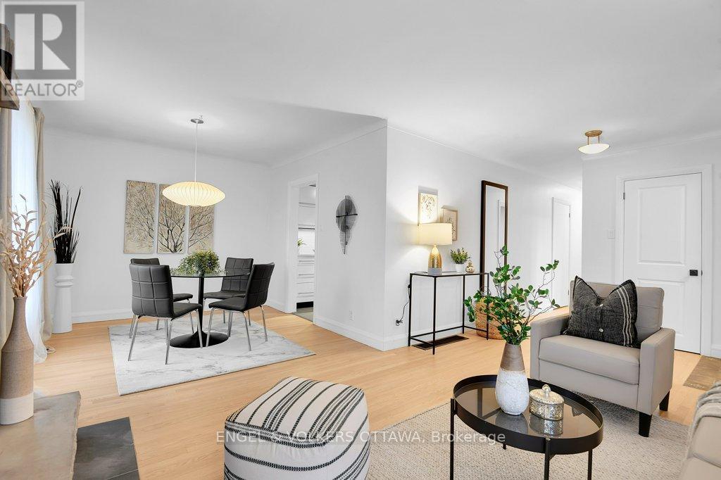 863 Duberry Street, Ottawa, ON - Indoor Photo Showing Living Room