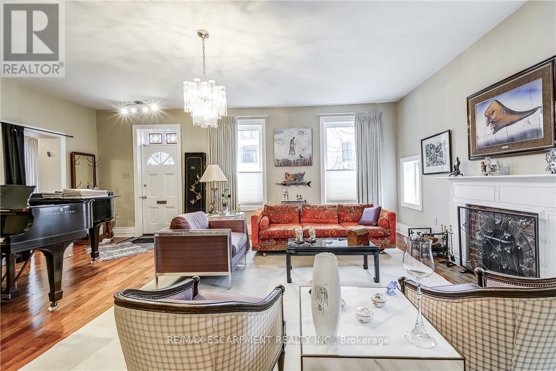 315 Aberdeen Street, Hamilton, ON - Indoor Photo Showing Living Room With Fireplace