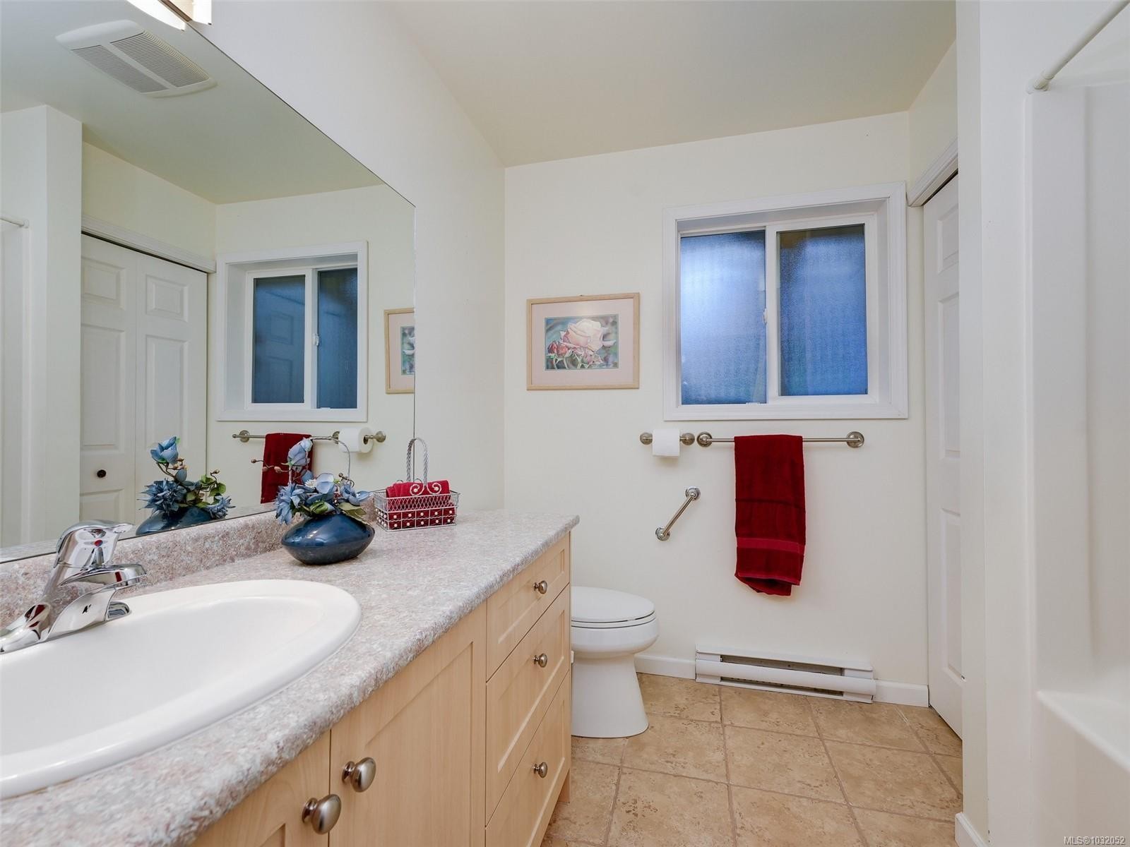 2087 James White Blvd, Sidney, BC - Indoor Photo Showing Bathroom