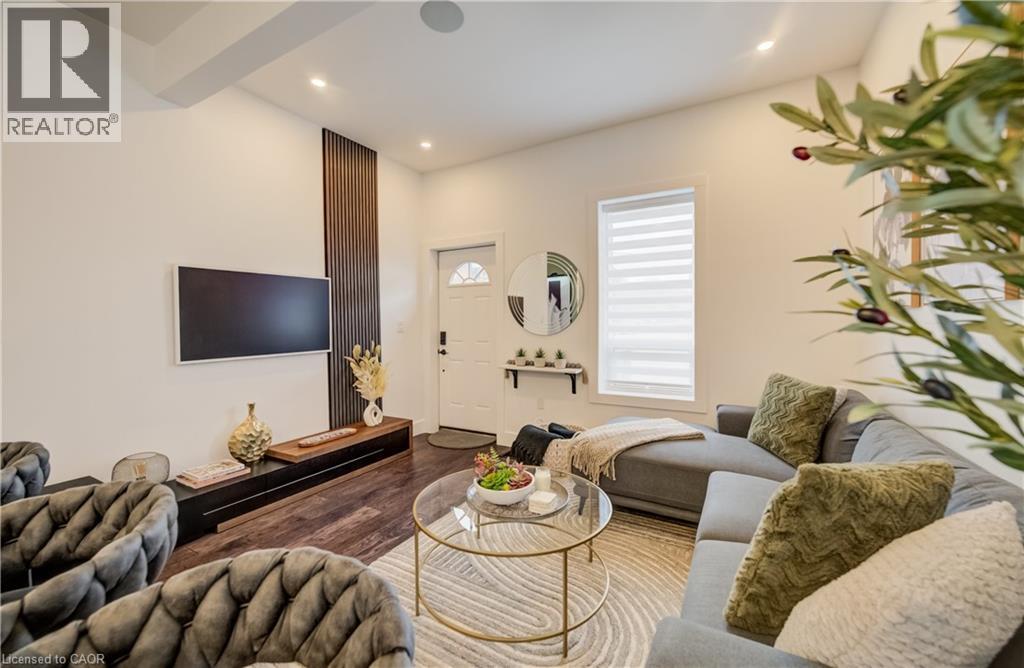 19 Cedar Street, Cambridge, ON - Indoor Photo Showing Living Room